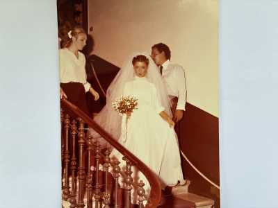 Tra le tante si riconosce Mariarosalba Messeni Nemagna, �principessa� del Petruzzelli, all�epoca facente parte della famiglia proprietaria del politeama. La si vede con un abito da sposa sfoggiato durante una sfilata a tema, negli anni 80